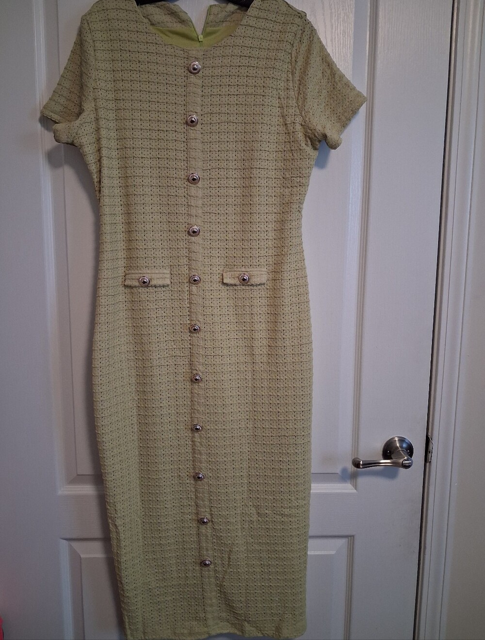 Classic Short-Sleeve Button-Front Sheath Dress in Pale Green